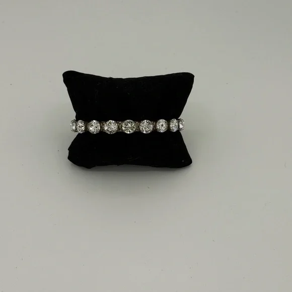 NWOT💎Women’s Riveting Romance Swarovski 16 Crystal Bangle Bracelet. - Picture 7 of 9